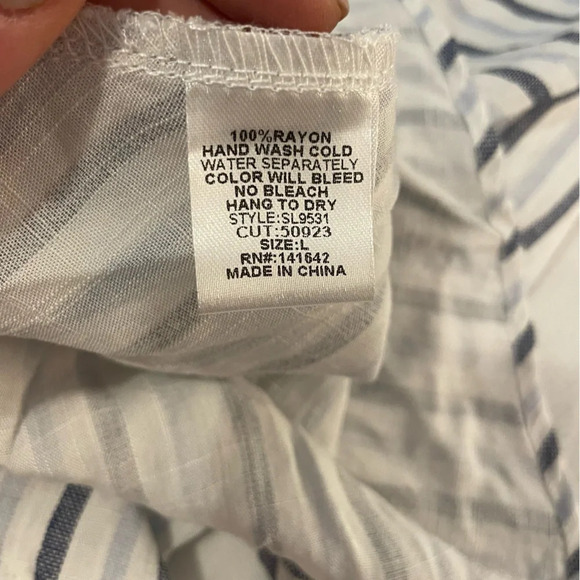 She & Sky Sleeveless Blouse - Picture 6 of 6